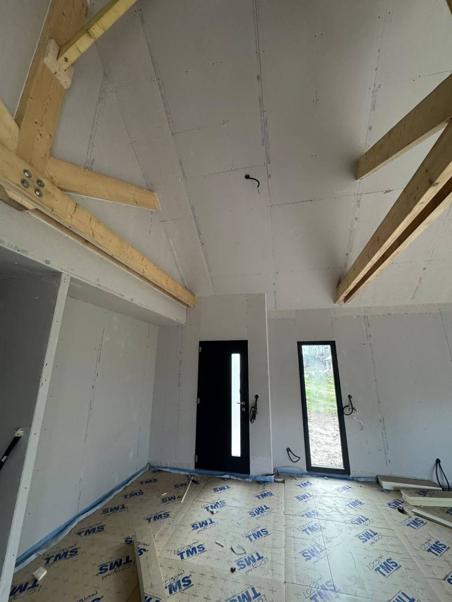 Réalisation de la pose des menuiseries en alu gris anthracite avec volet roulant intégré et porte de garage motorisé proche Cany Barville 76