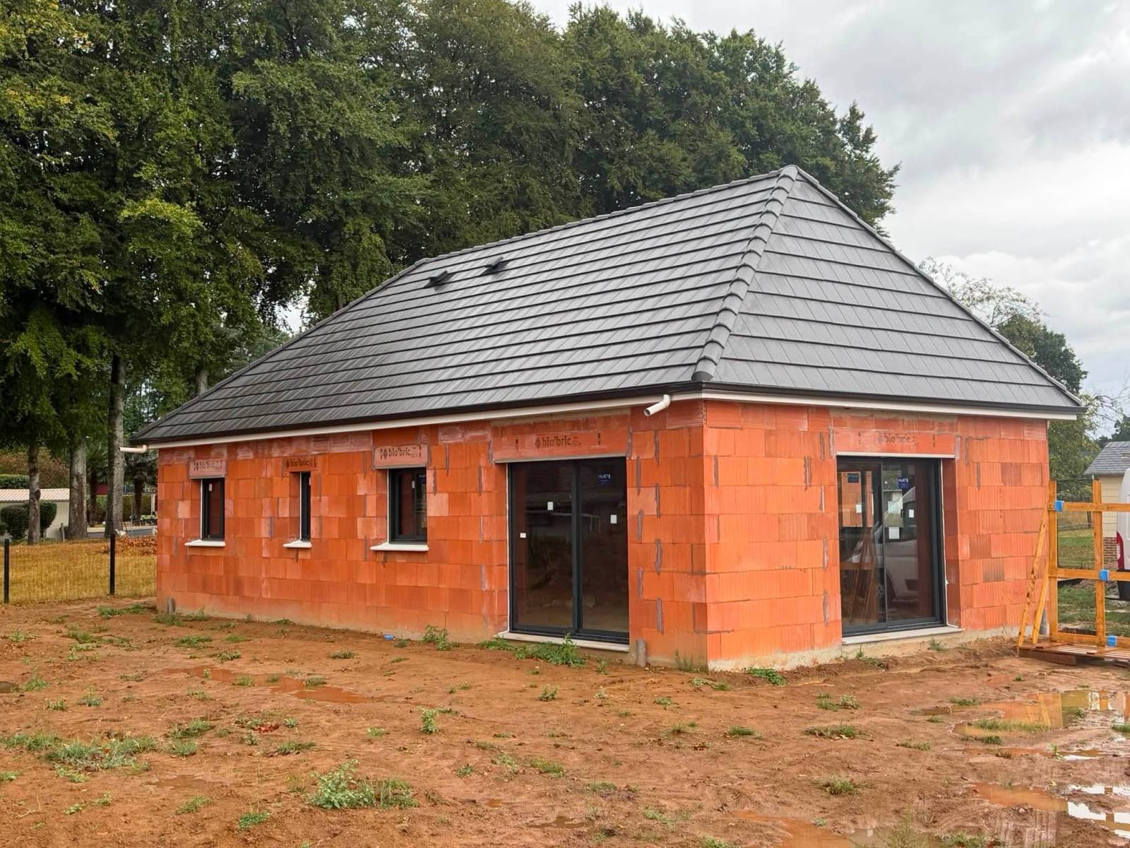 Menuiserie extérieure aluminium à Doudeville : pose de volets roulants et porte de garage sectionnelle motorisée sur mesure