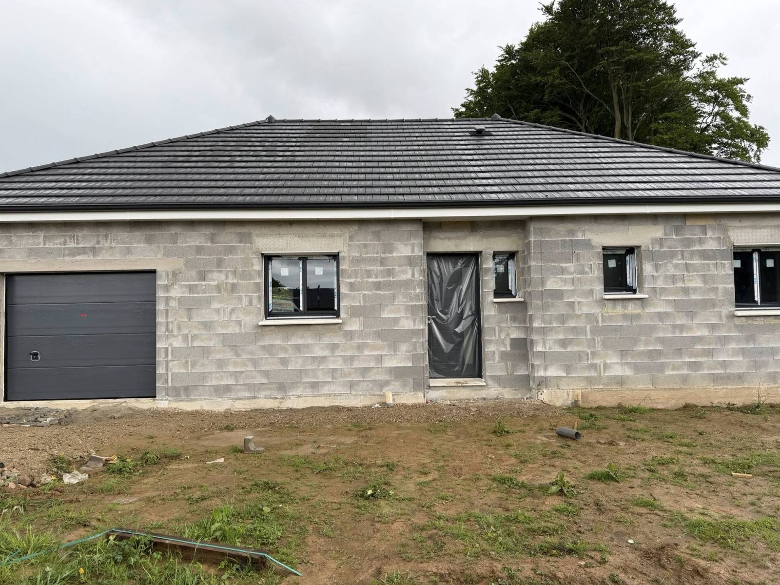 Artisan menuisier Veulettes sur Mer : baie coulissante, fenêtre, porte d’entrée et porte de garage PVC et alu gris anthracite