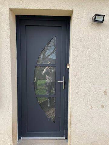 Artisan menuisier pour changement d'une porte bois par une porte vitrée alu gris anthracite