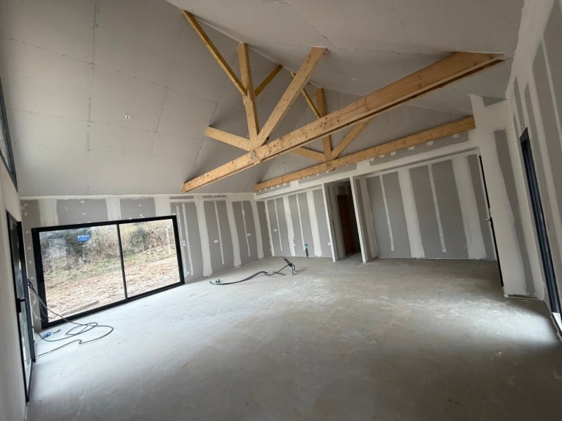 Plaquisterie et isolation intérieure pour une maison de plain-pied moderne avec toit cathédrale à Yvetot 76