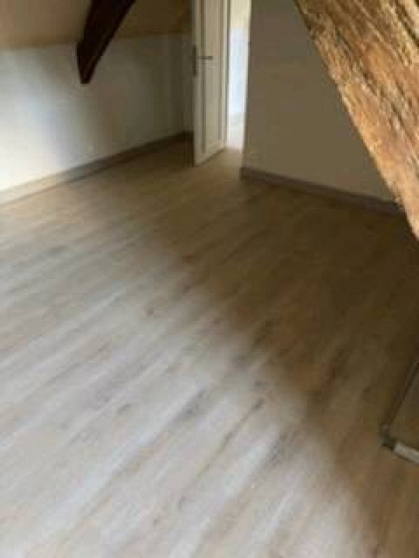 Artisan menuisier pour la pose de parquet flottant dans une maison en rénovation proche de Fécamp 76