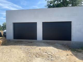 Artisan menuisier pour l'installation de 2 portes de garage sectionnelle motorisée alu à Fécamp 76