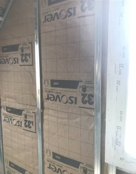 laine de verre de 100mm gr32 acoustiplus pour fenêtre de 120mm de tapé