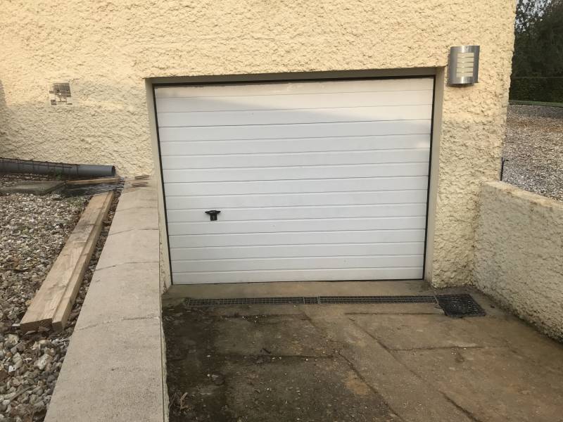 porte de garage sectionnelle motorisé blanche