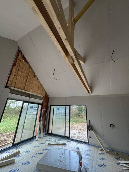 Société plaquiste Lillebonne : réalisation de l'isolation intérieur et de la plâtrerie pour une maison de plain pied plafond cathédrale