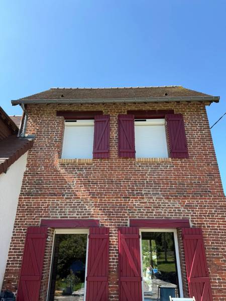 Menuisier secteur Doudeville : pose de volets roulants solaires blanc pour remplacement de volets battants bois