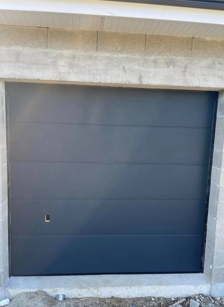 Artisan menuisier sur Terres de Caux : Fourniture et pose d'une porte de garage sectionnelle pour une maison neuve