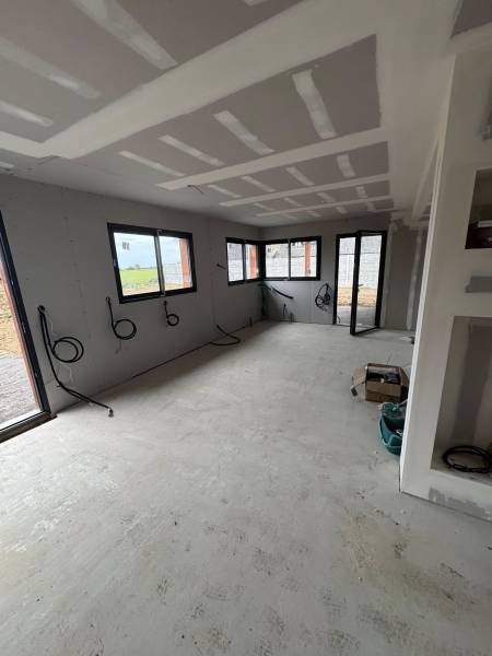 Société plaquiste Lillebonne : Isolation intérieure dans une maison de plain pied avec 3 chambres, SDB, bureau, cellier, garage, séjour, salon et cuisine