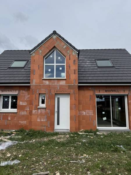 Artisan menuisier pour la pose de menuiseries PVC blanche pour une maison neuve sur Terres de Caux 76